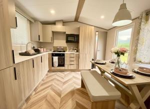 Hot Tub Private Lodge - Fountain Fishing Lakes