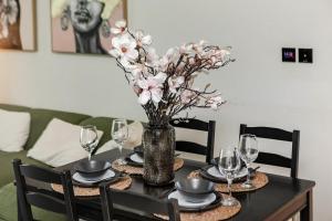 Elegant 2BR Apartment in Binghatti Heights