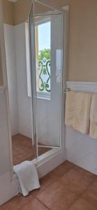 Bright, Airy Upstairs 2-Bedroom Flat, 1 group , Shared WC