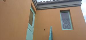 Bright, Airy Upstairs 2-Bedroom Flat, 1 group , Shared WC