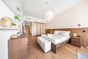 Free housekeeping visits during your stay - StayShort - Stylish 1-Bedroom Retreat in JVC that Sleeps 2