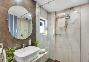 SaffronStays Euphoria - 7BR luxury pool villa with river view, lawns, BBQ & bonfire, perfect for celebrations in Karjat