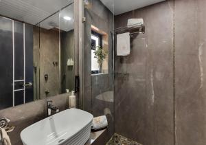 SaffronStays Euphoria - 7BR luxury pool villa with river view, lawns, BBQ & bonfire, perfect for celebrations in Karjat