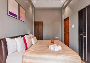 SaffronStays Euphoria - 7BR luxury pool villa with river view, lawns, BBQ & bonfire, perfect for celebrations in Karjat