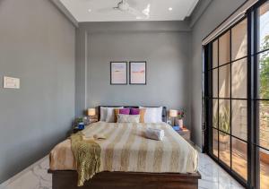 SaffronStays Euphoria - 7BR luxury pool villa with river view, lawns, BBQ & bonfire, perfect for celebrations in Karjat