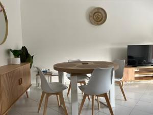 Apartment with private garden, Pool & beach 150 m