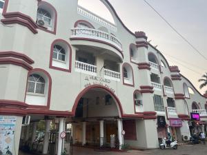 Spacious Studio & Pool facility.