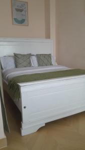 Acquila Crest by JKIA