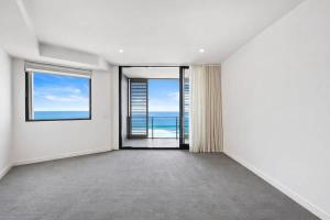 307 - Cinema by the Sea - Beachfront 2-Bed Retreat