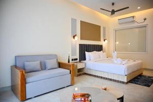 Amritara Chakra River Resort - Closest Luxury Resort to Neelkanth Temple