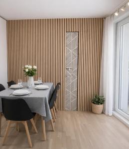 Opposite Metro 14, Cozy Guest Room with Garden & Free Parking, 5 min Orly Airport, 7 min Paris