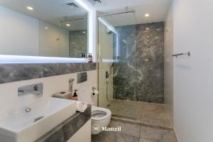 Manzil - Modern 1BR with Stunning Lake View in Business Bay