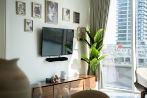 Manzil - Modern 1BR with Stunning Lake View in Business Bay