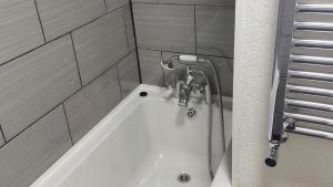 Couples Business Family- WiFi- Parking- Sleeps 2