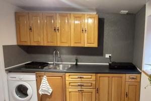 Couples Business Family- WiFi- Parking- Sleeps 2