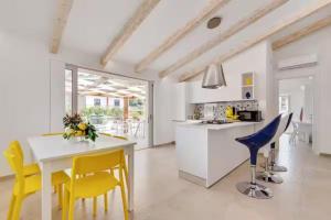 OrangeSun Holiday Home x12 with parking