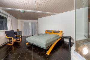 Lake & Mountain View Apartment near Faulensee Balcony BBQ & Free Parking