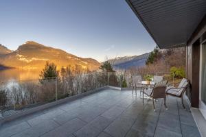 Lake & Mountain View Apartment near Faulensee Balcony BBQ & Free Parking