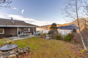 Lake & Mountain View Apartment near Faulensee Balcony BBQ & Free Parking