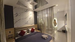 The mirror maze by Luxury loft