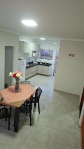 Casa 2 quartos em condomínio a 1500 m da Axé Moi