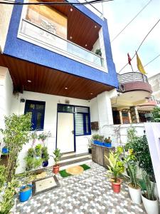 Royal Blue Luxurious 3BHK Villa near Malviya Nagar