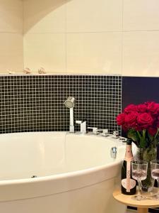 Двоповерховий Пентхаус с великим Джакузі біля метро Наукова