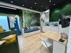 Studio Jungle with Netflix and video projector