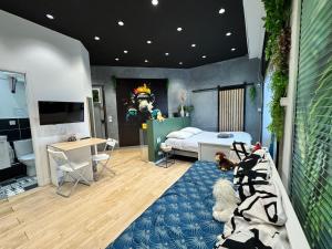 Studio Jungle with Netflix and video projector