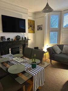 Pet friendly Cambridge townhouse with free parking
