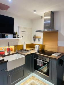 Pet friendly Cambridge townhouse with free parking