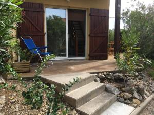 Pavillon mezzanine climatisé avec petit jardin et piscine collective