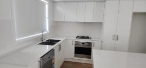 Room In Dubbo With Queens Beds
