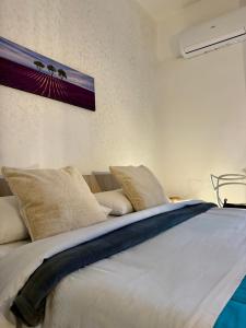 3 min Walk to Beach 3BR Apartment with Terrace AC & Parking