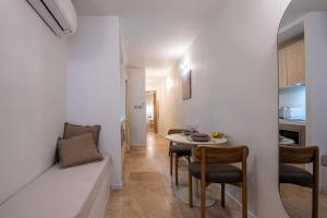 Logement elegant avec patio prive et climatisation