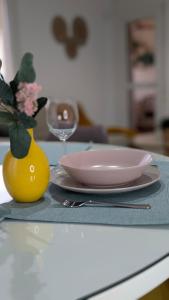 Elegant Sea View Apartment Near Beach & Train