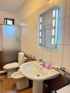 Tirana Central Apartment - Free Parking Nearby