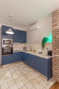 2BDR Bohemian Soho Apartment by NW