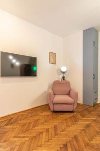 2BDR Bohemian Soho Apartment by NW