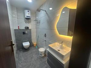 Luxury 3BHK, Walk to Yashobhoomi, 10 Min Airport