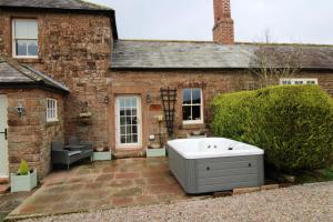 Drakes Rest, Kirklinton with hot tub, ideal romantic escape