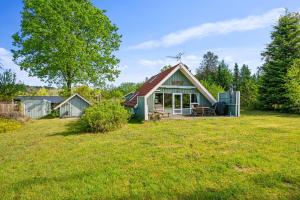 Idyllic summer house in calm, green surroundings