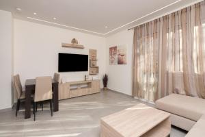 Two Bdrm Central Apartment Near the Acropolis