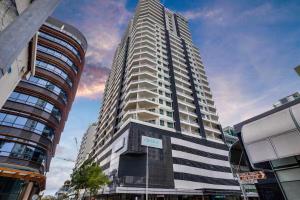 Darwin Apartment Hotel, Kitchen & Pool& Car Park