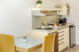 Darwin Apartment Hotel, Kitchen & Pool& Car Park