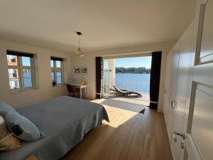 Apartment overlooking Skanderborg Lake with 8 beds