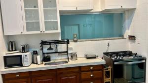 Conforto, charme e praticidade em frente à praça