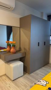 Next to the subway, Huaikhwangs most beautiful infinity pool apartment