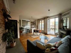 Bright apartment - canal view