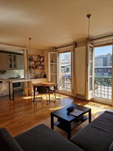 Bright apartment - canal view